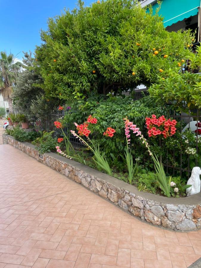Apartment Aurora & Nicole Ideal Per Biker Con Terazza Vista Mare Parcheggio E Wi-Fi Gratuiti Pietra Ligure Luaran gambar