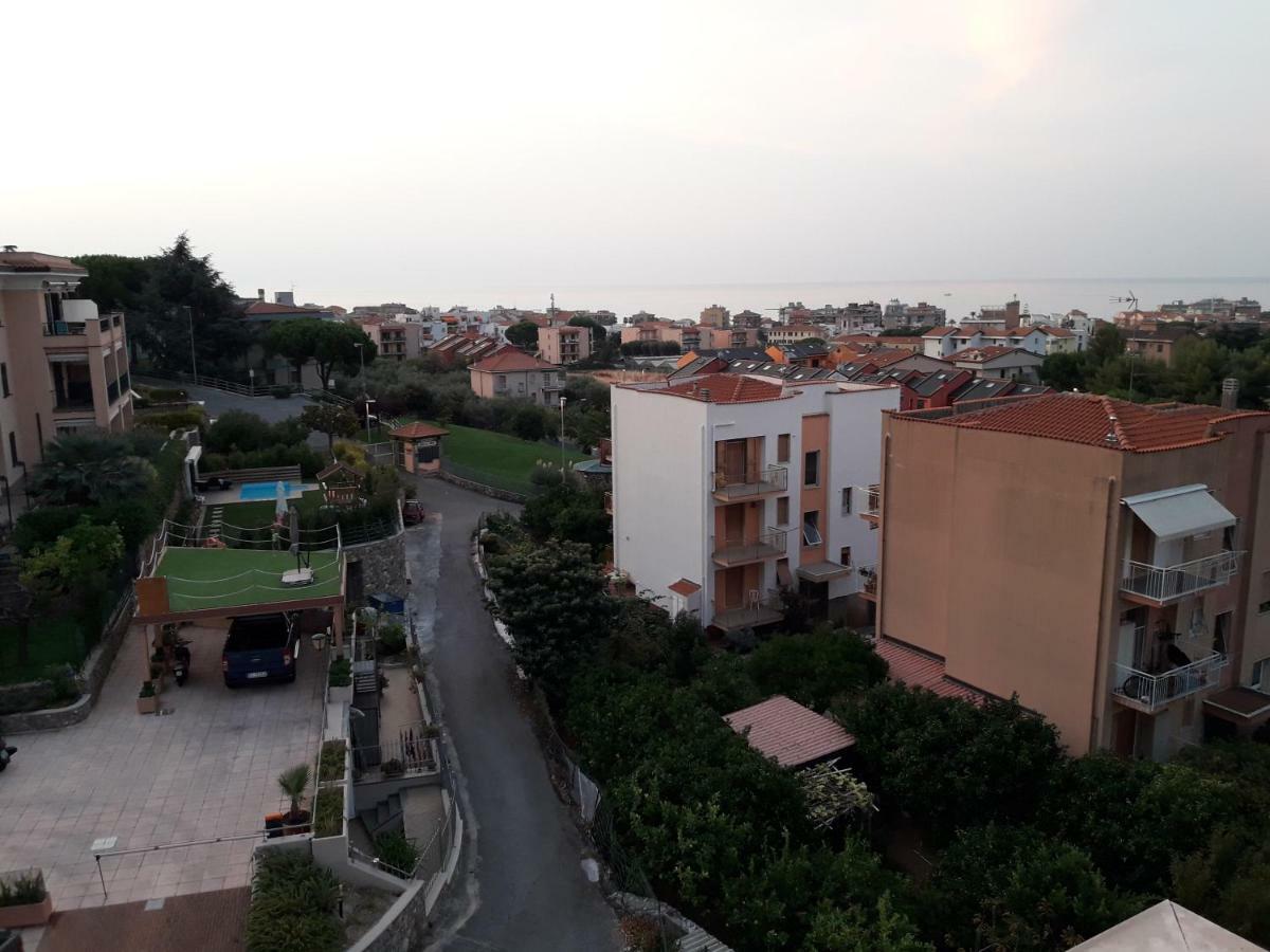 Apartment Aurora & Nicole Ideal Per Biker Con Terazza Vista Mare Parcheggio E Wi-Fi Gratuiti Pietra Ligure Luaran gambar
